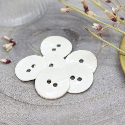 Atelier Brunette - Glossy Buttons -helmiäisnapit - Off-White
