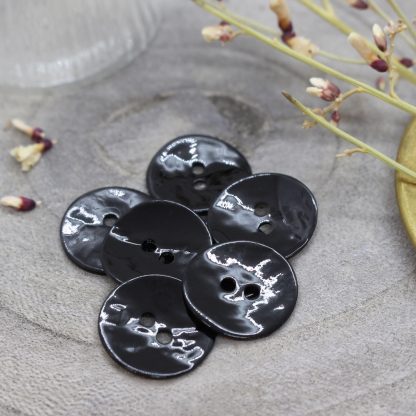 Atelier Brunette - Glossy Buttons -helmiäisnapit - Black
